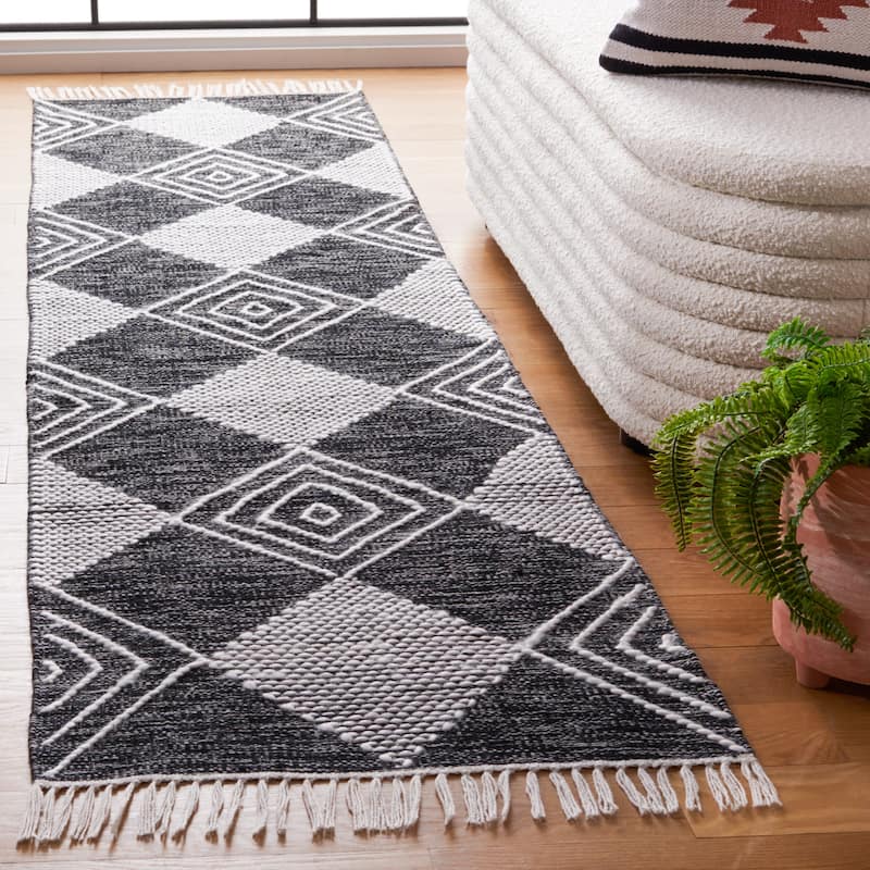 SAFAVIEH Handmade Flatweave Kilim Zohra Rustic Boho Rug - 2'3" x 9' Runner - Black/Ivory