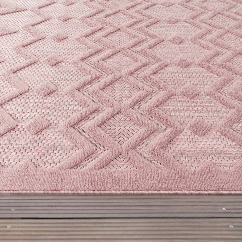Indoor & Outdoor Rug With Geometric Trellis High-Low Pattern