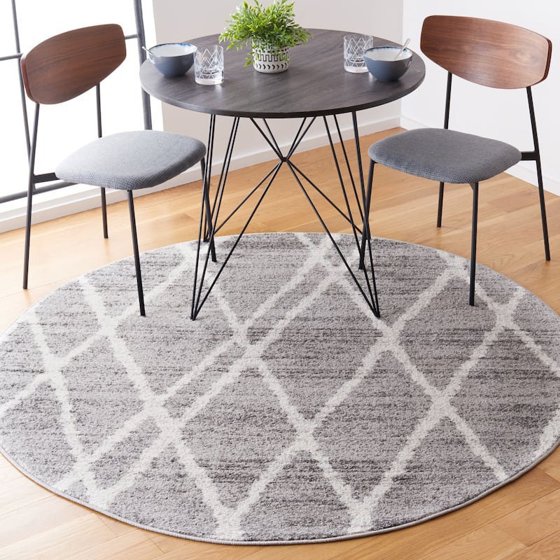 SAFAVIEH Adirondack Shukrie Trellis Rug - 8' Round - Ivory/Silver