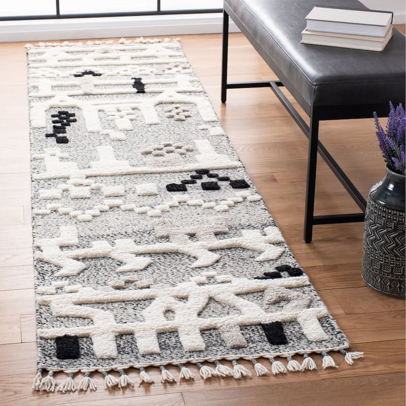 SAFAVIEH Hand-Knotted Casablanca Shag Tsung Tribal Wool Rug - 2'3" x 8' Runner - Ivory/Black