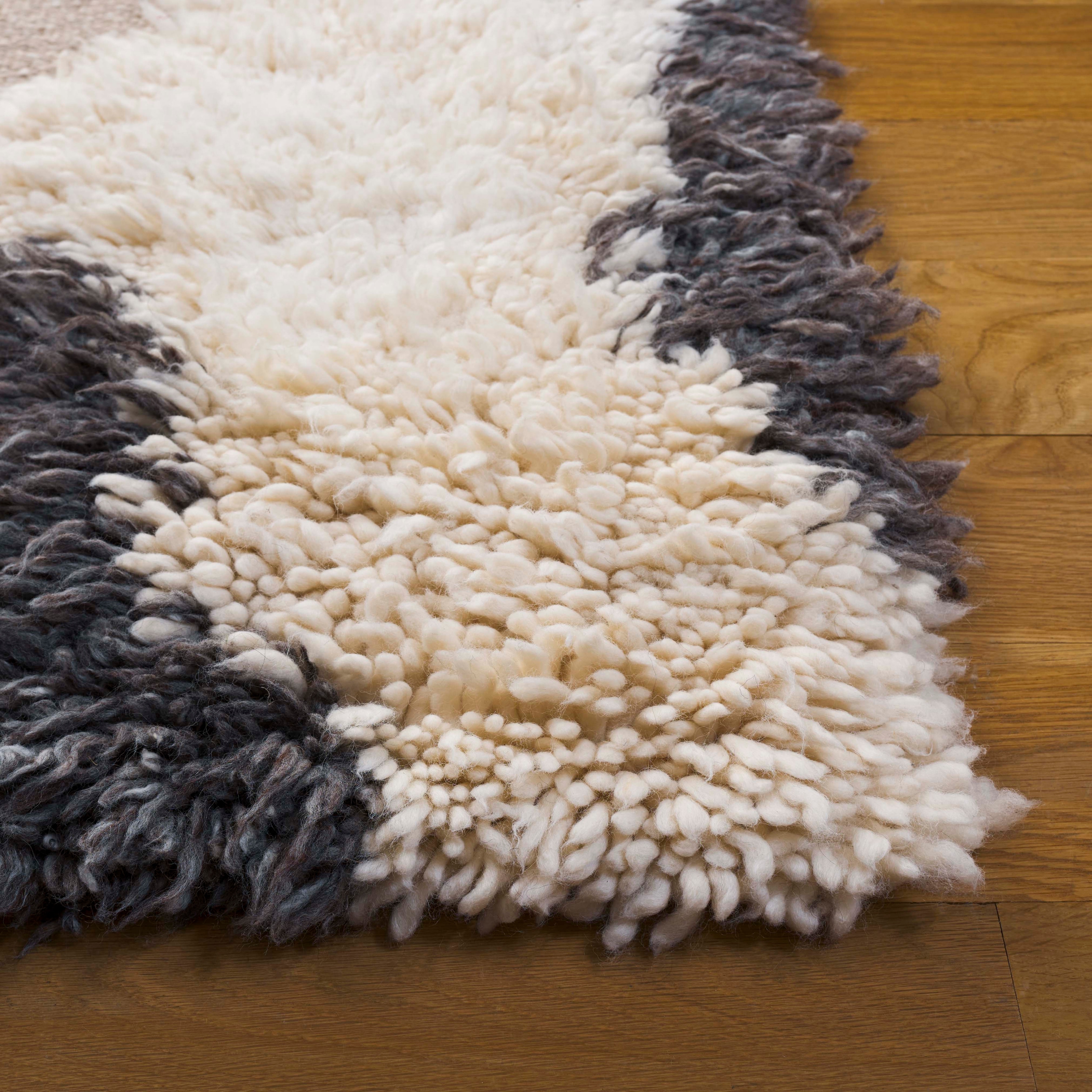 SAFAVIEH Handmade Casablanca Shag Fusako Wool High-Low Pile Rug