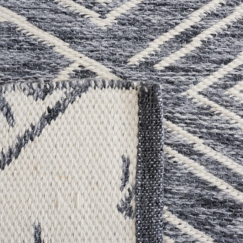 SAFAVIEH Kilim Trina Moroccan Diamond Rug