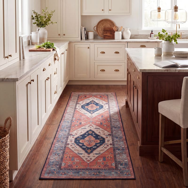 SAFAVIEH Tucson Machine Washable Slip Resistant Ozden Traditional Rug