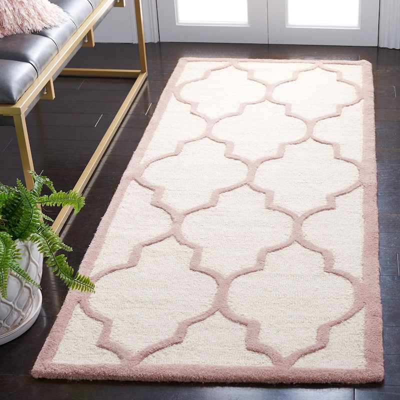 SAFAVIEH Handmade Cambridge Oddny Moroccan Trellis Wool Rug - 2'6" x 6' Runner - Ivory/Beige