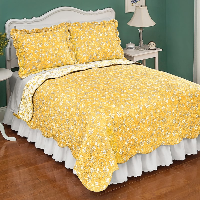 Reversible Floral Quilt with Scalloped Edges