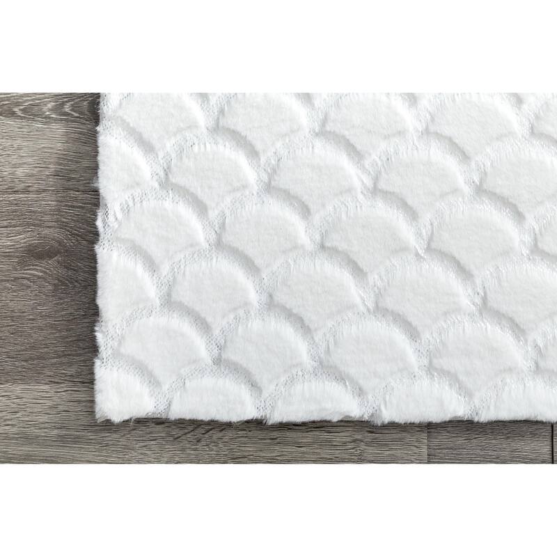 Chryso Collection Faux Fur Rug with Foil