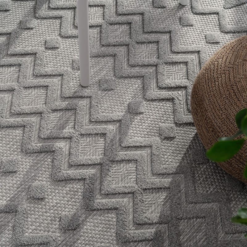 Indoor & Outdoor Rug With Geometric Trellis High-Low Pattern