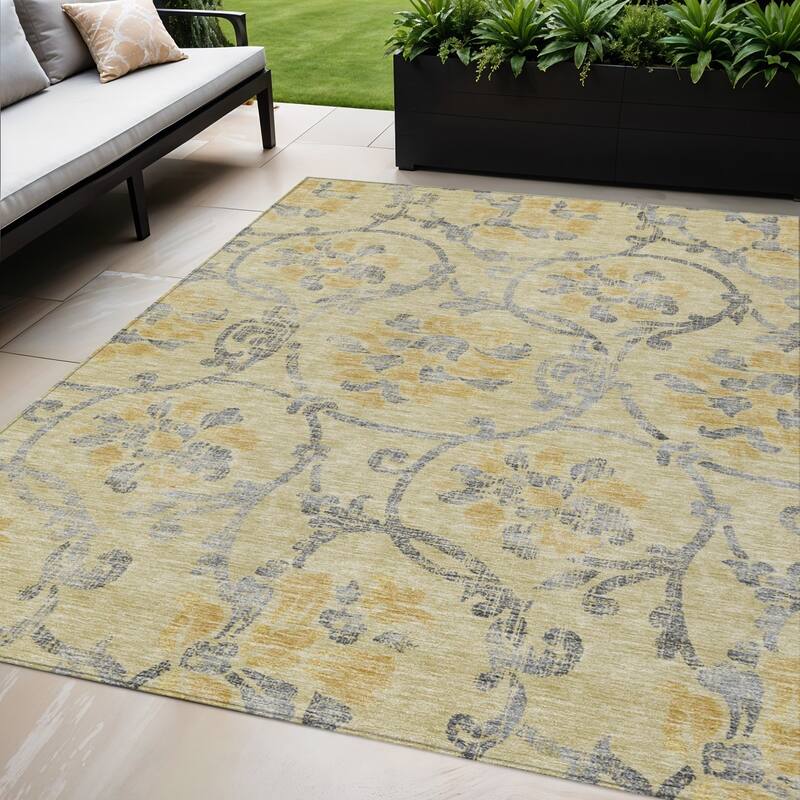 HomeRoots Floral Traditional Rectangle Outdoor Rug - 5' X 8'