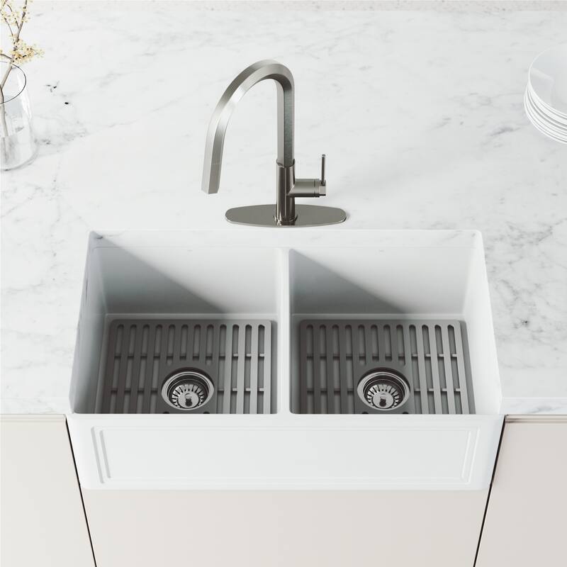 VIGO Hart Hexad 18" H Single Handle Pull-Down Kitchen Faucet