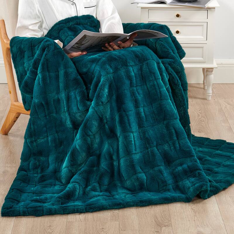 Home Soft Things Stylish FauxFur Throw Soft Fluffy Warm Blanket
