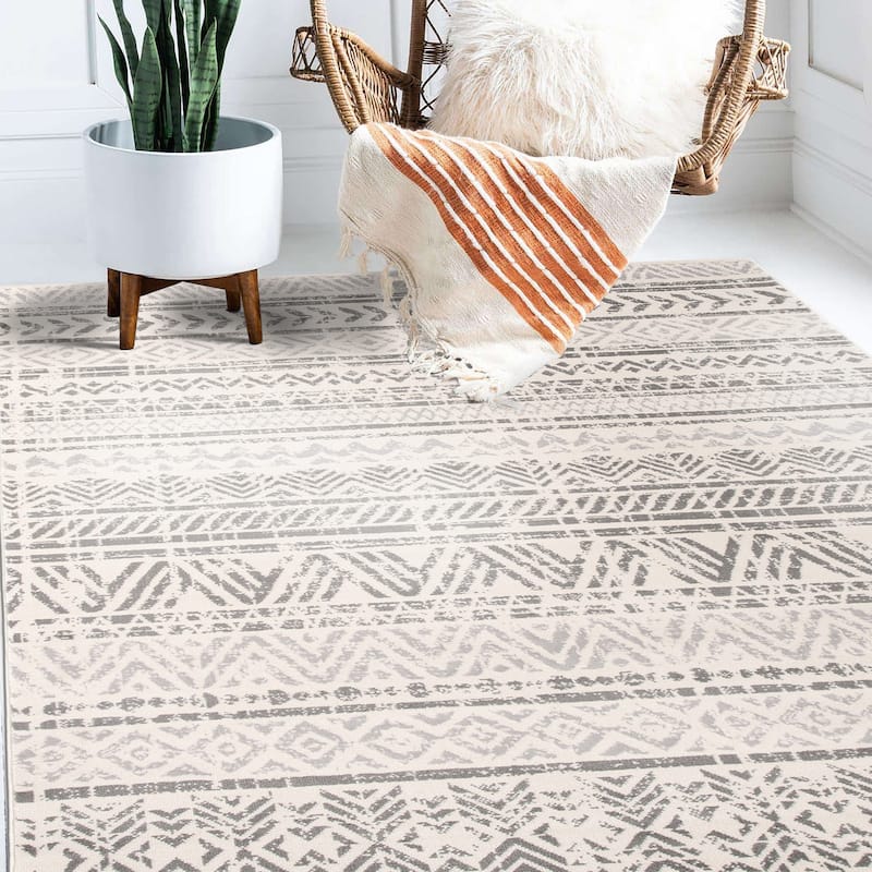 The Curated Nomad Midtown Geometric Distressed Bohemian Rug - 3' 3" x 5' - Gray