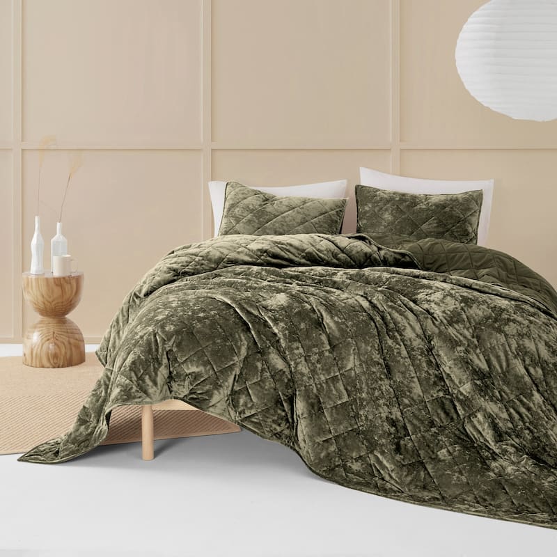 Wonderful Diamond Velvet 3 Piece Quilt Set