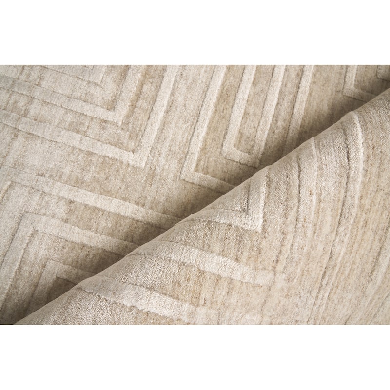 EXQUISITE RUGS Castelli Hand-loomed Bamboo Silk/Wool Light Beige Area Rug.