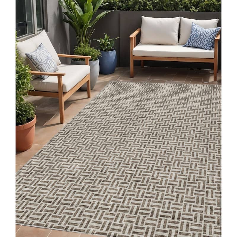HomeRoots Geometric Transitional Rectangle Outdoor Rug - 5' X 8'