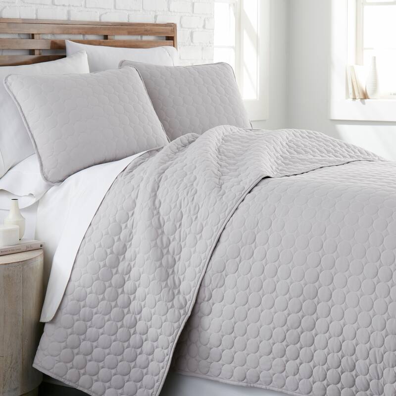 Vilano Ultra-Soft Lightweight 3-piece Quilt and Sham Set - Light Grey - King - Cal King