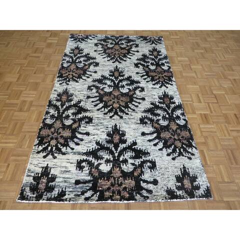 Hand Knotted Gray Modern with Sari Silk Oriental Rug (5' x 8'4") - 5' x 8'4"