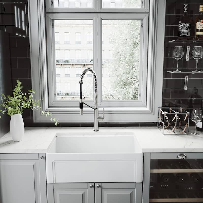 VIGO Livingston 24" H Single Handle Pull-Down Sprayer Kitchen Faucet