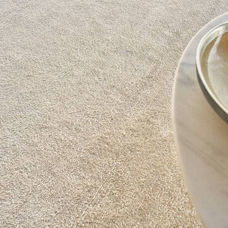 EXQUISITE RUGS Plush Hand-knotted Ivory Area Rug.