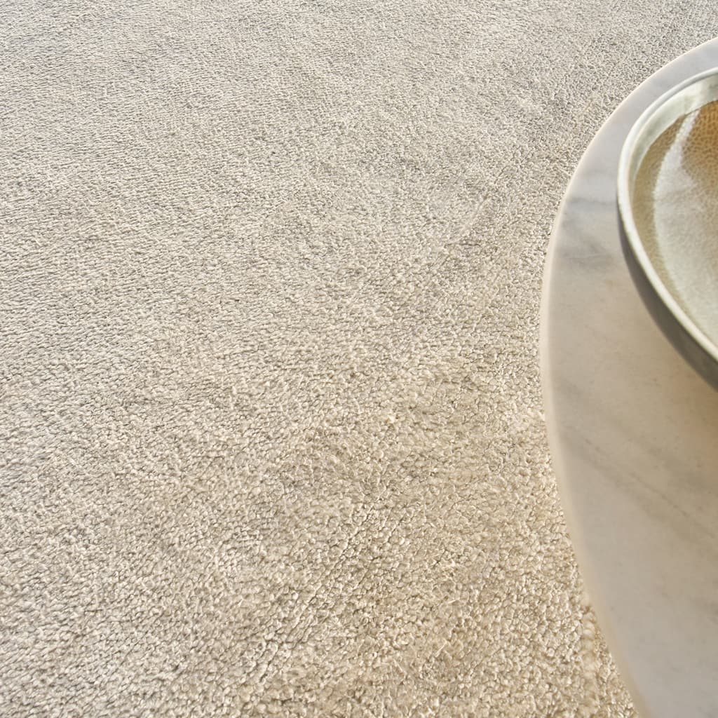 EXQUISITE RUGS Plush Hand-knotted Ivory Area Rug.