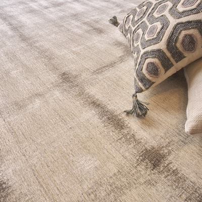 EXQUISITE RUGS Chroma Hand-loomed Wool/Bamboo Silk Silver/Ivory Area Rug.