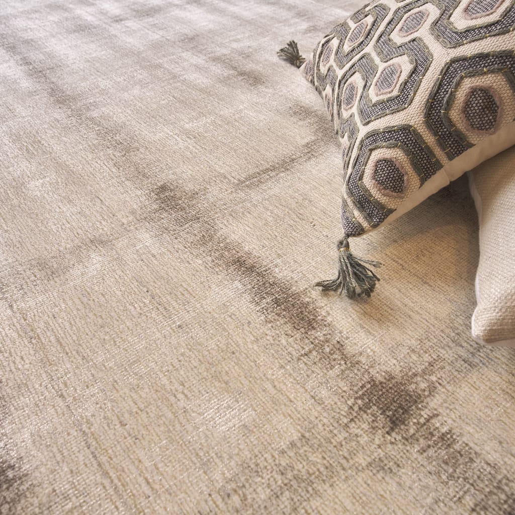 EXQUISITE RUGS Chroma Hand-loomed Wool/Bamboo Silk Silver/Ivory Area Rug.