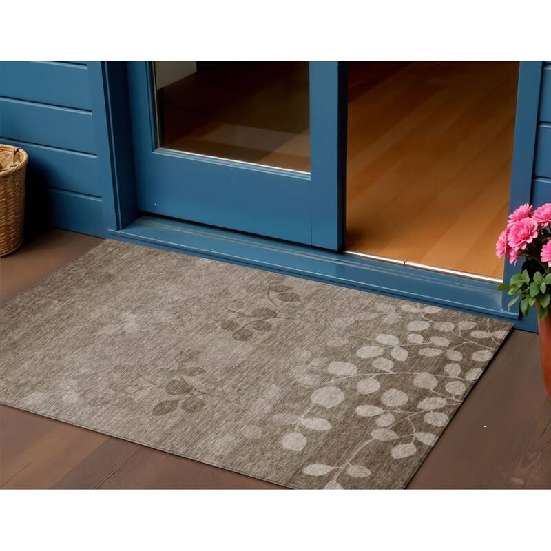 HomeRoots Floral Transitional Rectangle Outdoor Rug - 3' x 5'