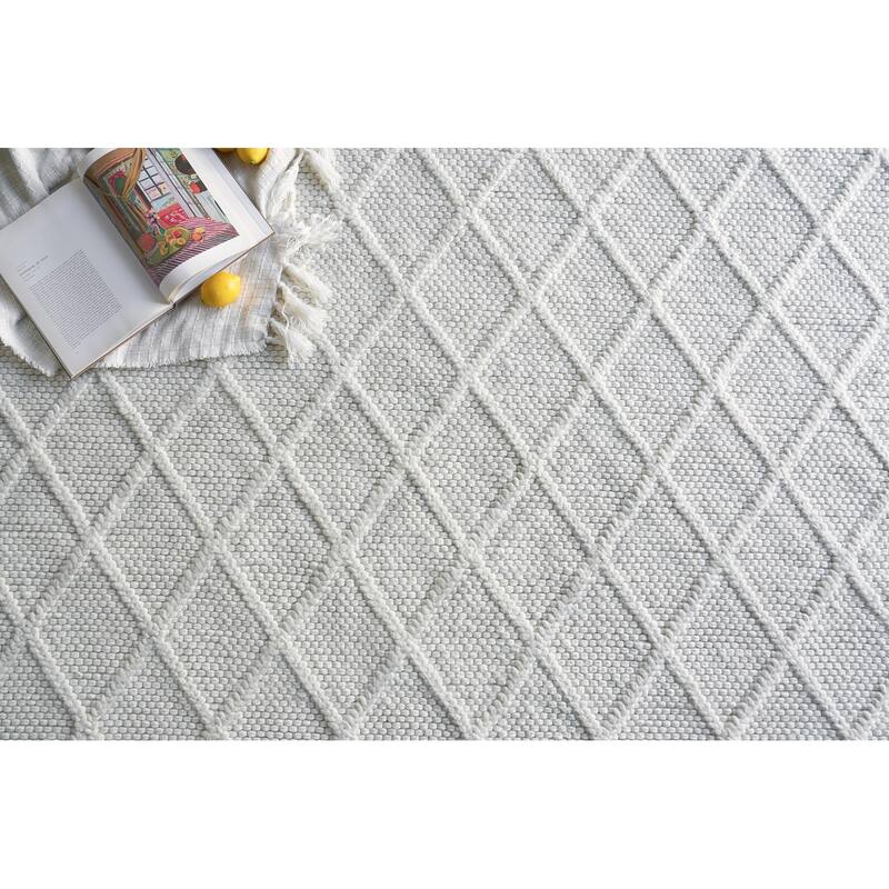 EXQUISITE RUGS Brentwood Handwoven Wool/Viscose White Area Rug.