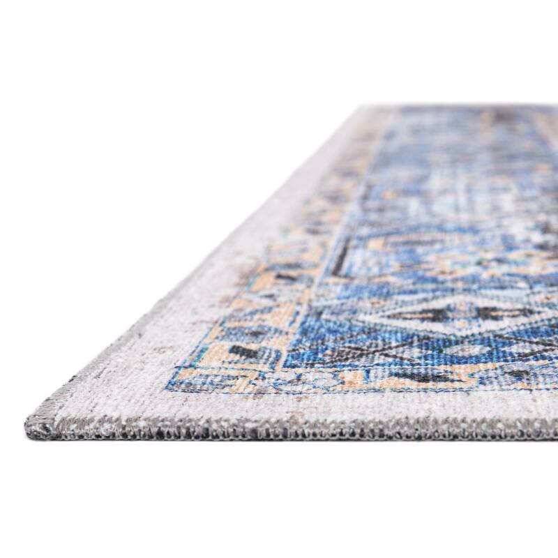 Traditional Tira Collection Area Rug