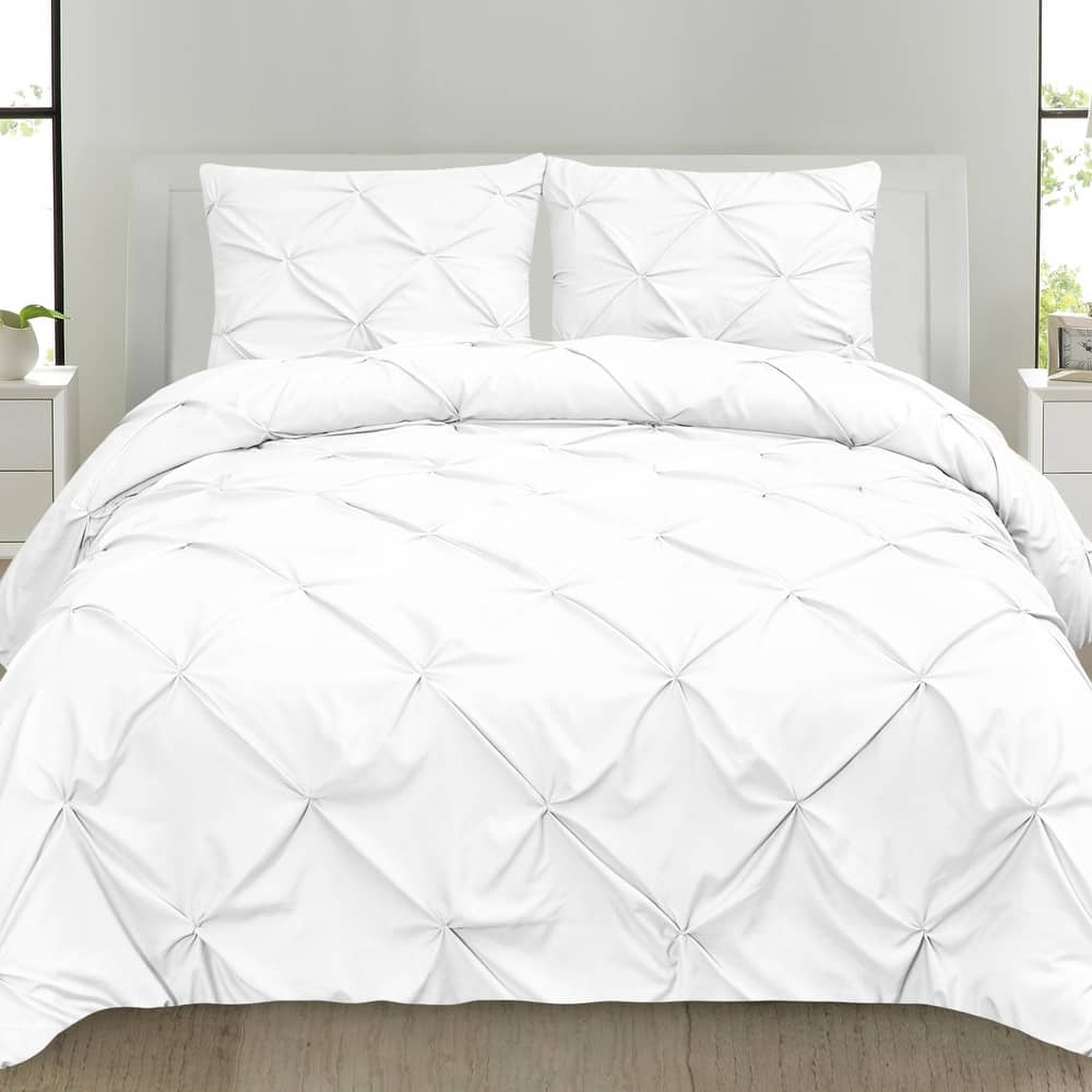Luxury 3-piece Pinch Pleat Duvet Cover and Sham Set.