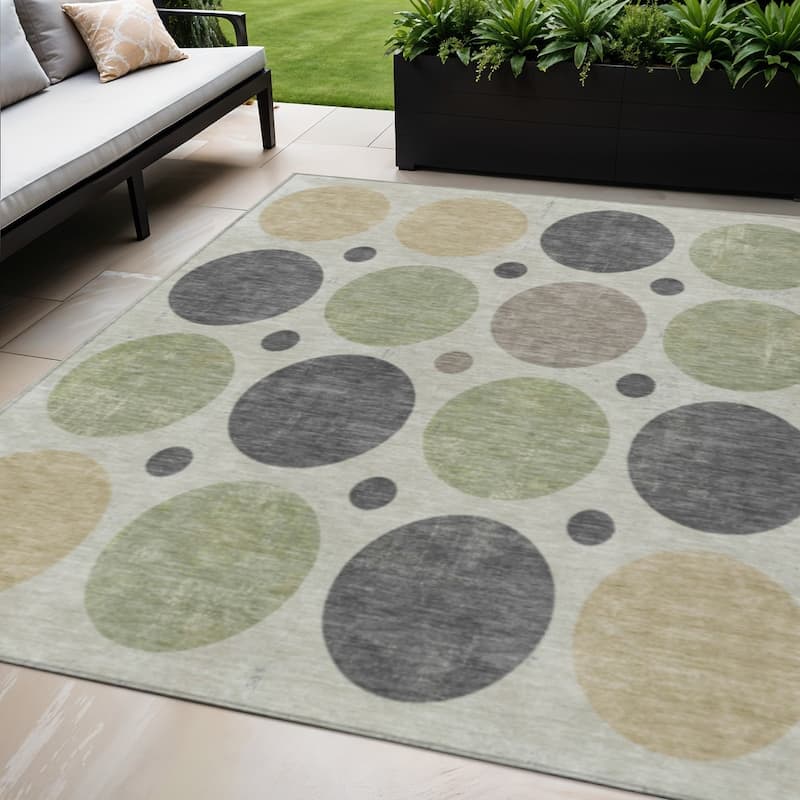 HomeRoots Geometric Transitional Rectangle Outdoor Rug - 5' X 8'