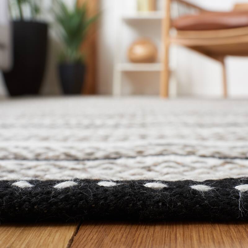 SAFAVIEH Striped Kilim Kattie Boho Fringe Rug