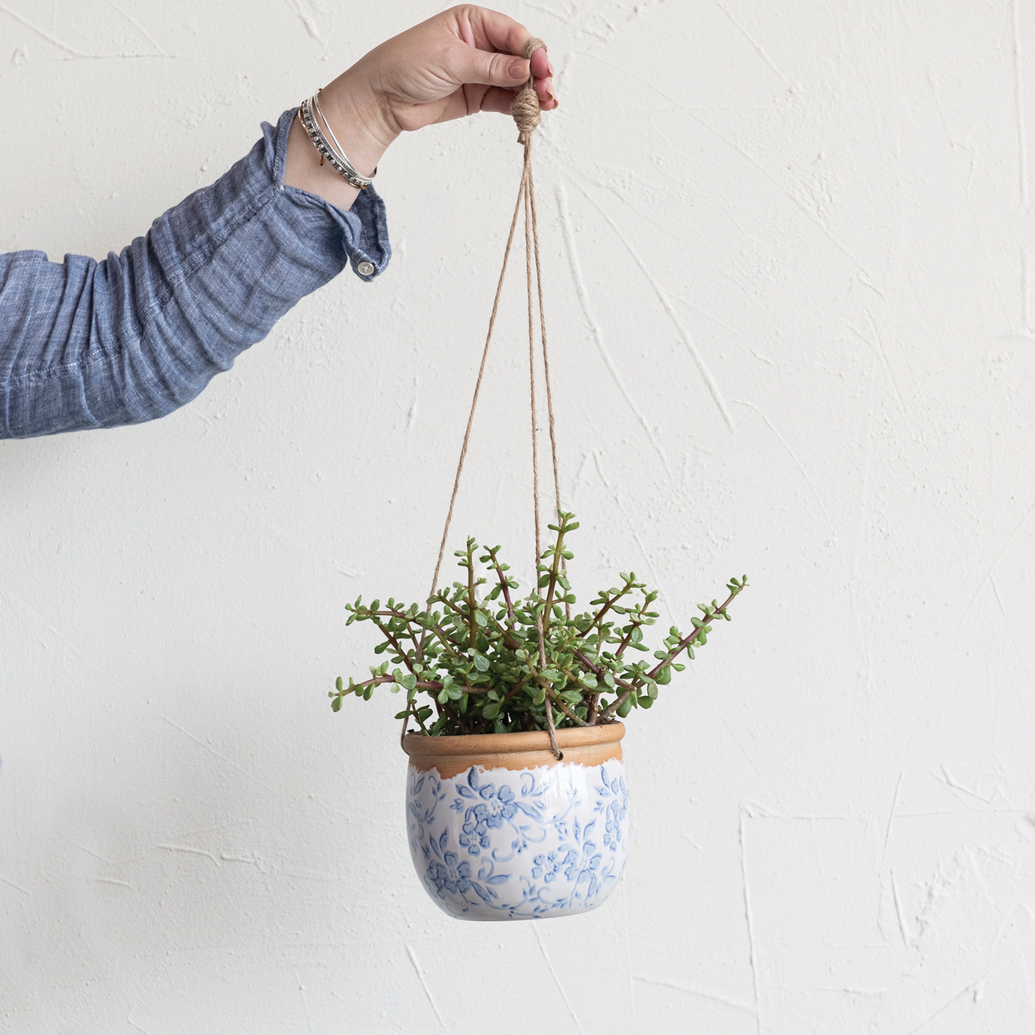 Image of Hanging terracotta planter with rope handle