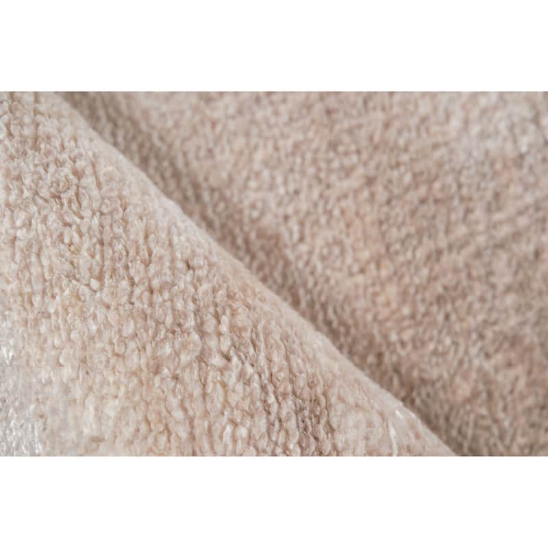 EXQUISITE RUGS Plush Hand-knotted Light Beige Area Rug.