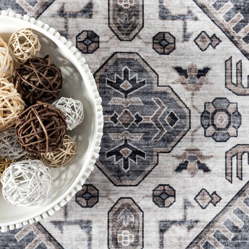 Nuloom Evelina Traditional SplashGuard Machine Washable Area Rug