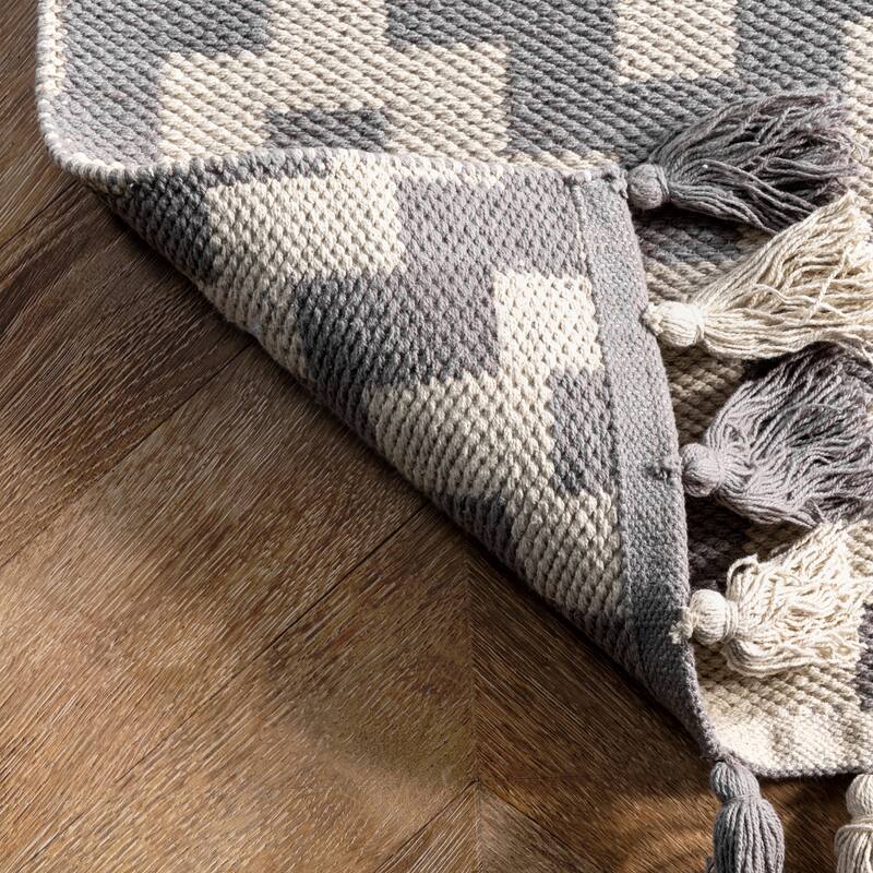 Nuloom Geometric Priya Chevron Cotton Tassel Area Rug