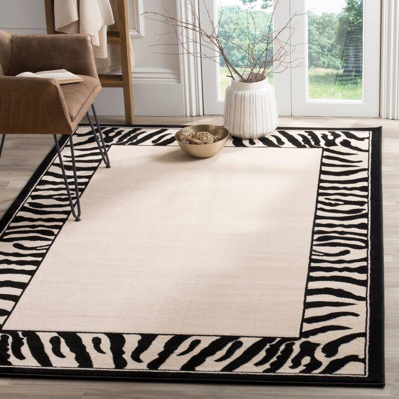 SAFAVIEH Lyndhurst Siegtraud Traditional Oriental Rug - 4' x 6' - White/Black - Rectangle