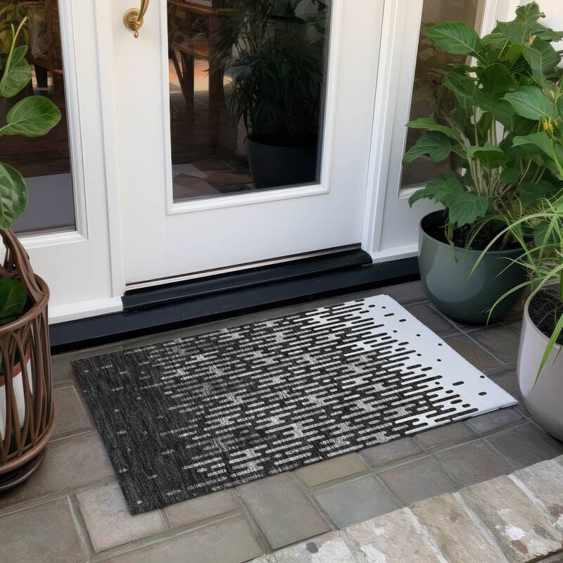 Machine Washable Indoor/ Outdoor Modern Kingman Chantille Rug - Black - 1'8" x 2'6"