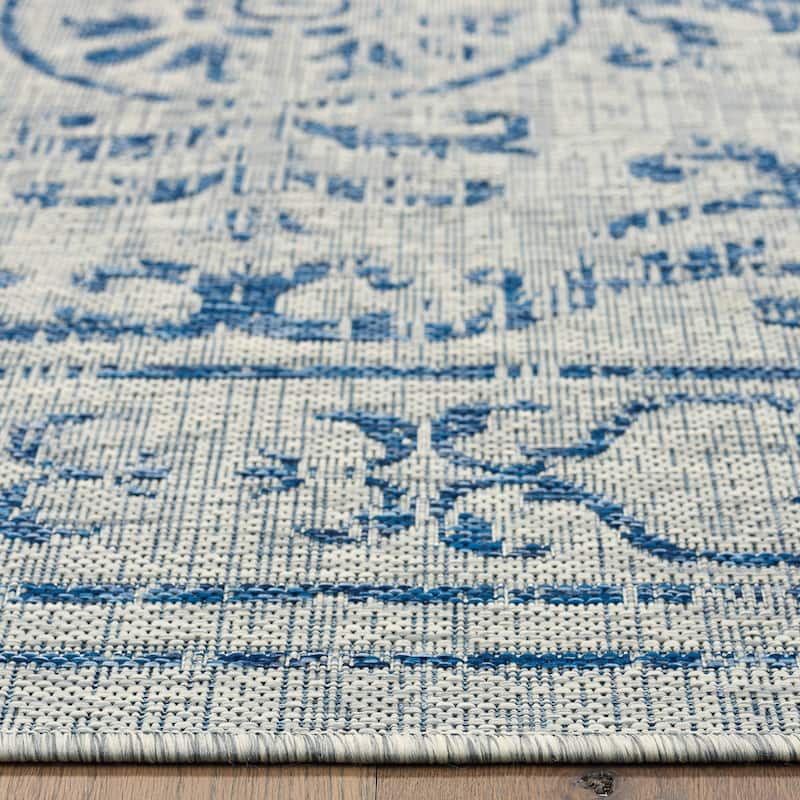 Sevita Medallion Indoor/Outdoor Rug