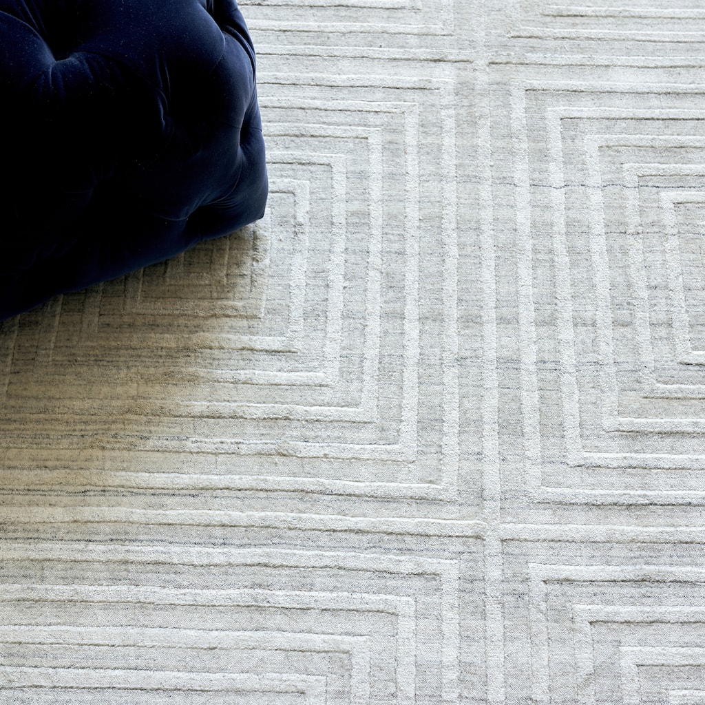 EXQUISITE RUGS Castelli Hand-loomed Bamboo Silk/Wool Ivory Area Rug.