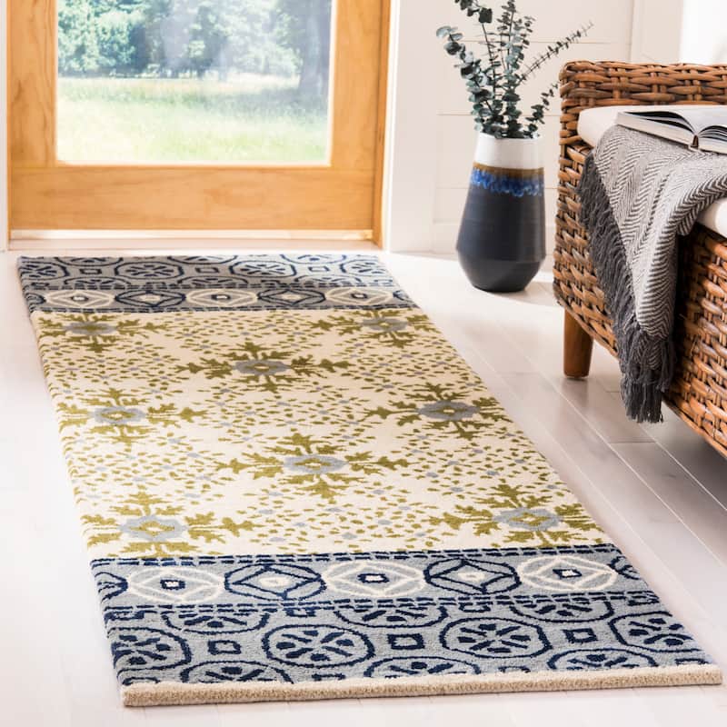 SAFAVIEH Handmade Bella Luanna Modern Floral Wool Rug