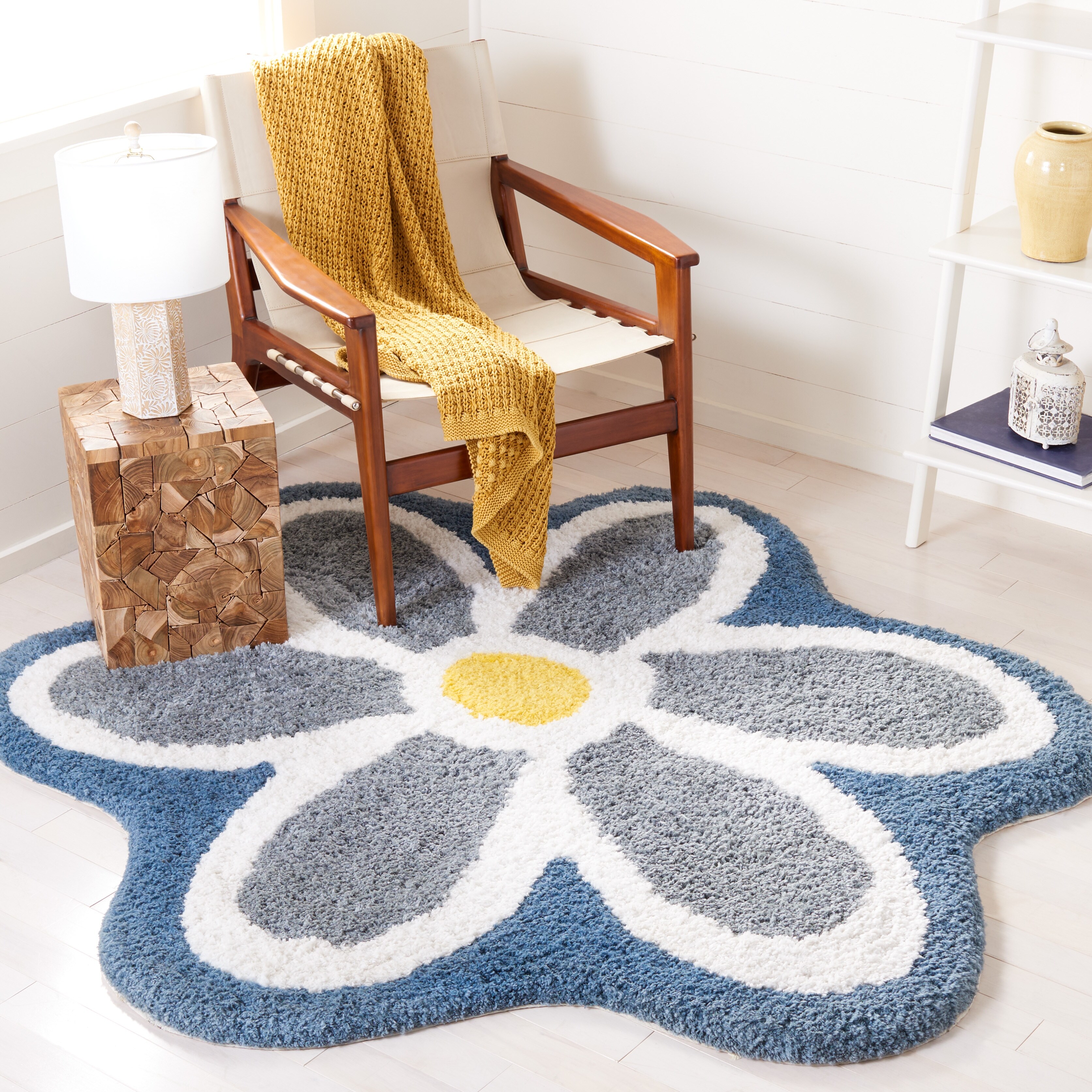 SAFAVIEH Handmade Novelty Fulga Floral Rug