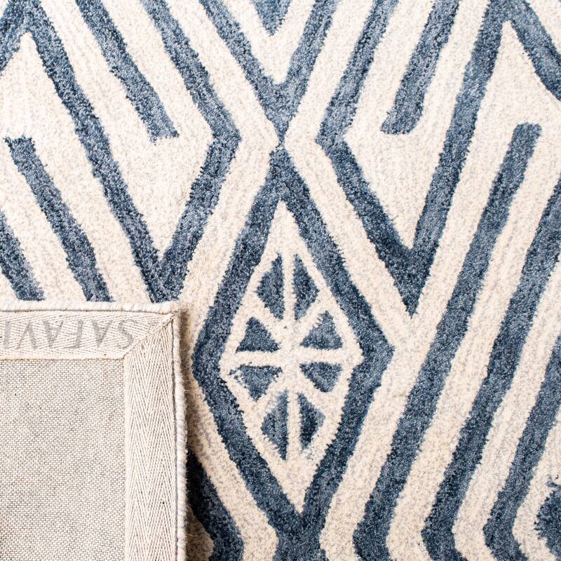 SAFAVIEH Handmade Micro-Loop Hanneli Wool Rug