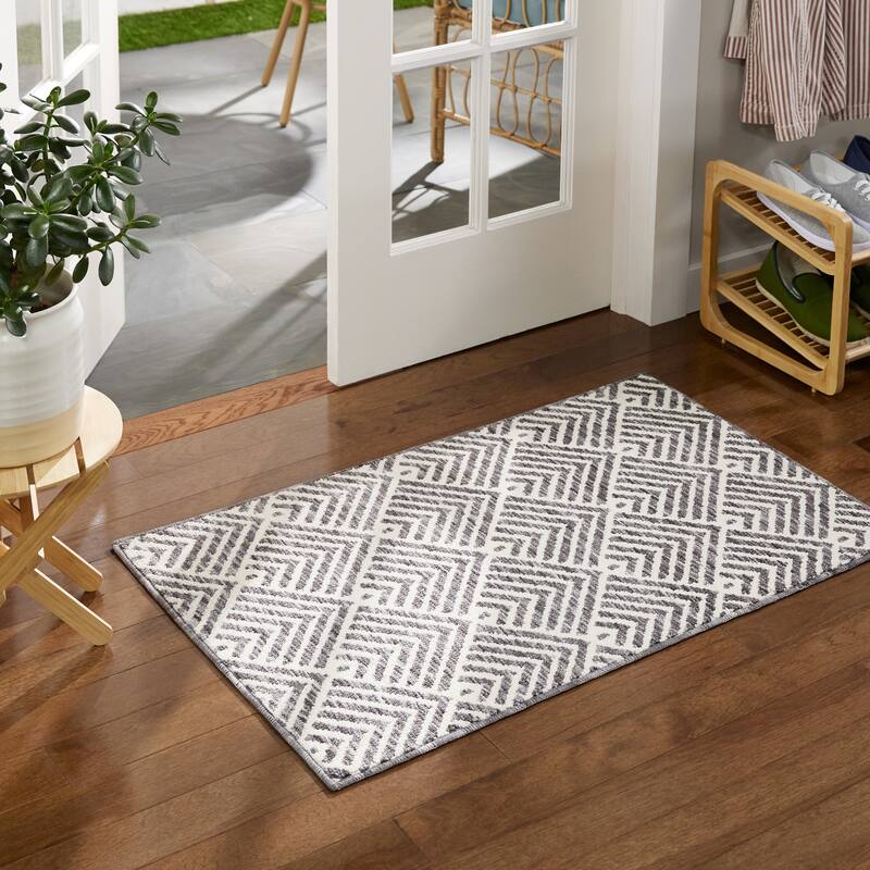 TOWN & COUNTRY EVERYDAY Walker Modern Stripe Everwash Washable Multi-Use Non-Slip Backing Decorative Rug - 2' x 3' 4" - Grey - Rectangle