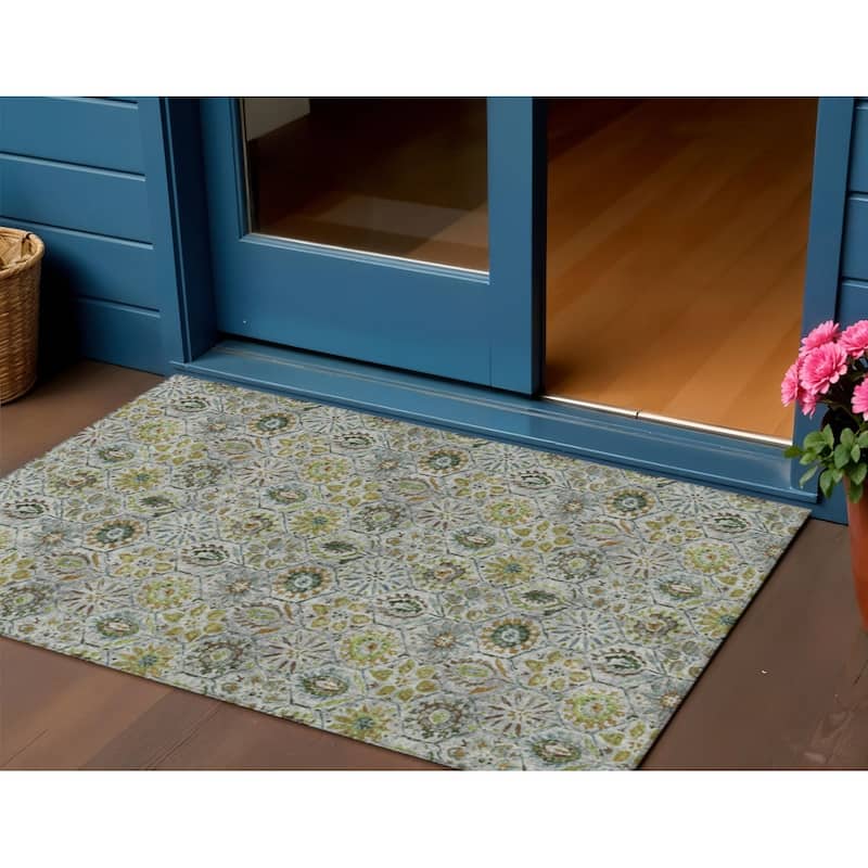 HomeRoots Floral Transitional Rectangle Outdoor Rug - 3' x 5'