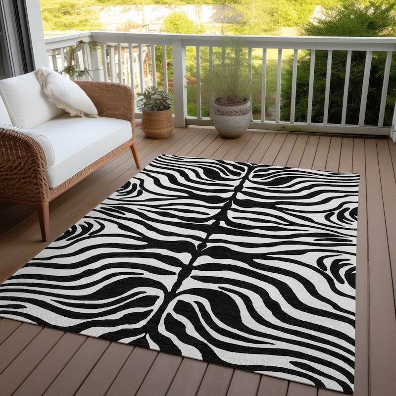 Machine Washable Indoor/ Outdoor Modern Animal Print Chantille Rug