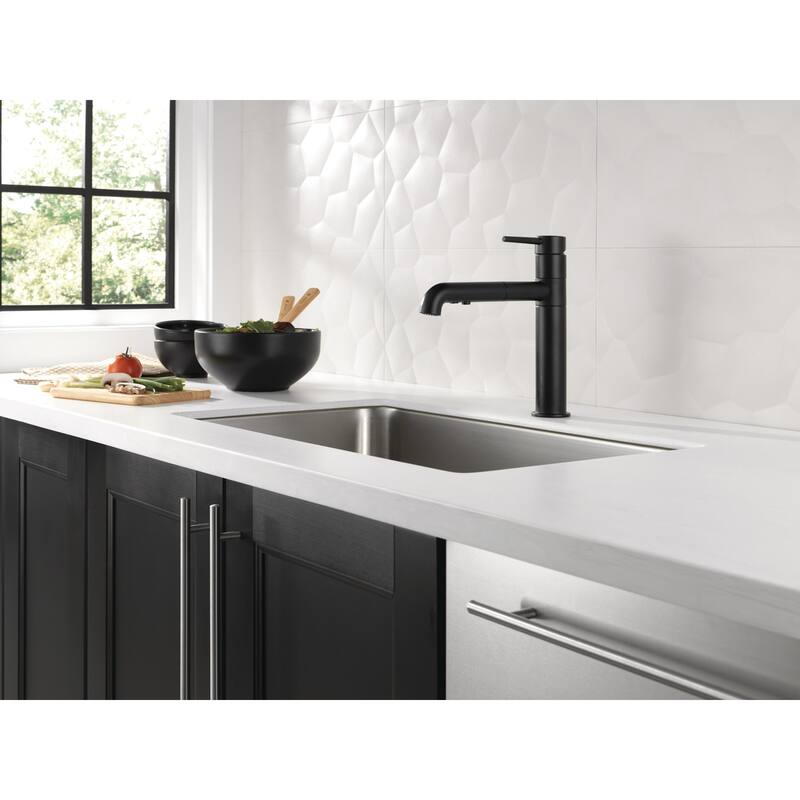 Delta Trinsic Pull-Out Kitchen Faucet - Includes Lifetime Warranty