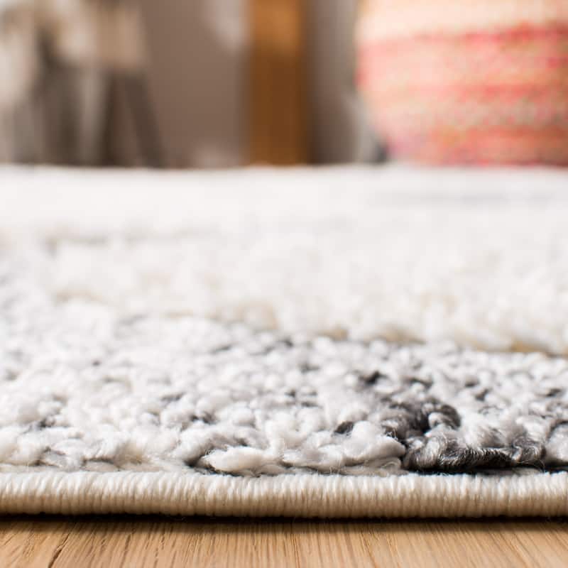 SAFAVIEH Moroccan Tassel Shag Nanke 2-inch Thick Rug