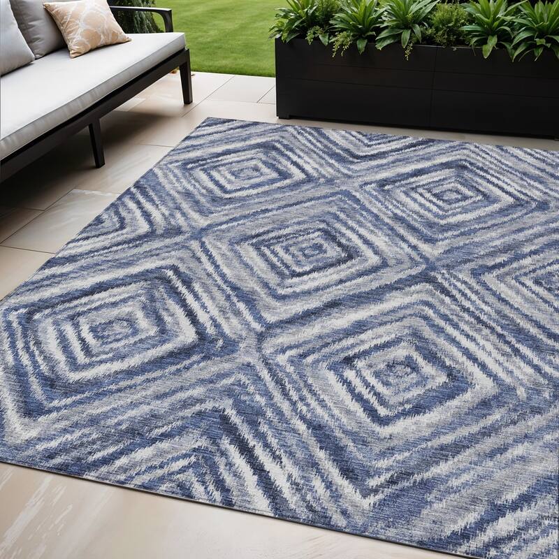 HomeRoots Geometric Transitional Rectangle Outdoor Rug - 5' X 8'