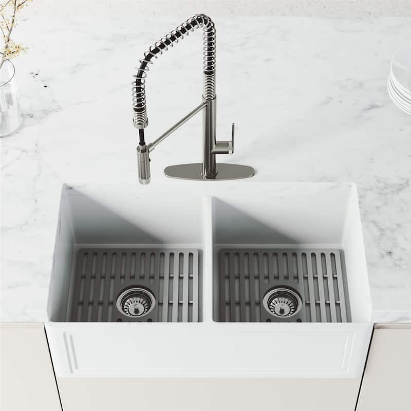 VIGO Sterling 23" H Single Handle Pull-Down Sprayer Kitchen Faucet