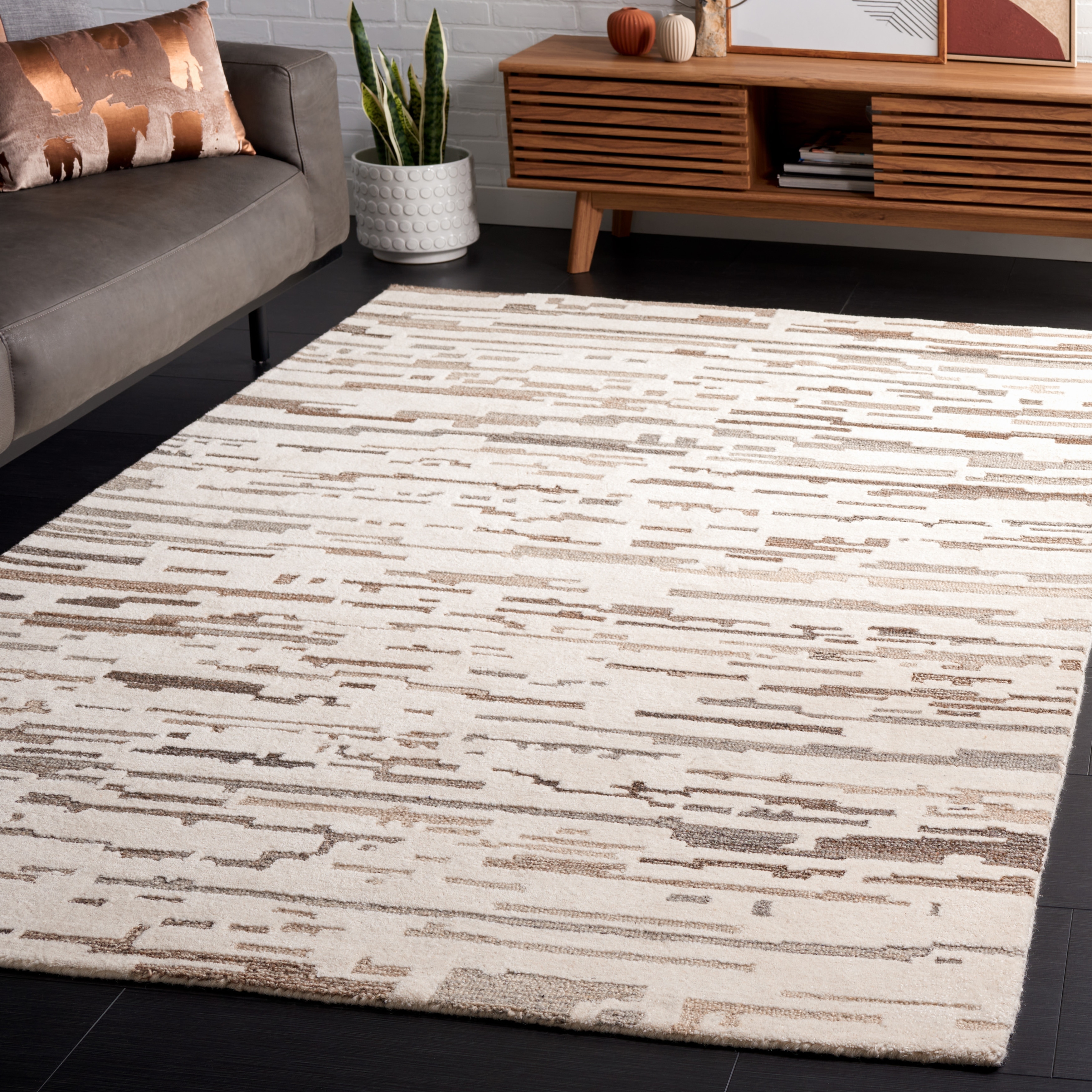 SAFAVIEH Handmade Ebony Alkis Modern Wool Rug - 50-60